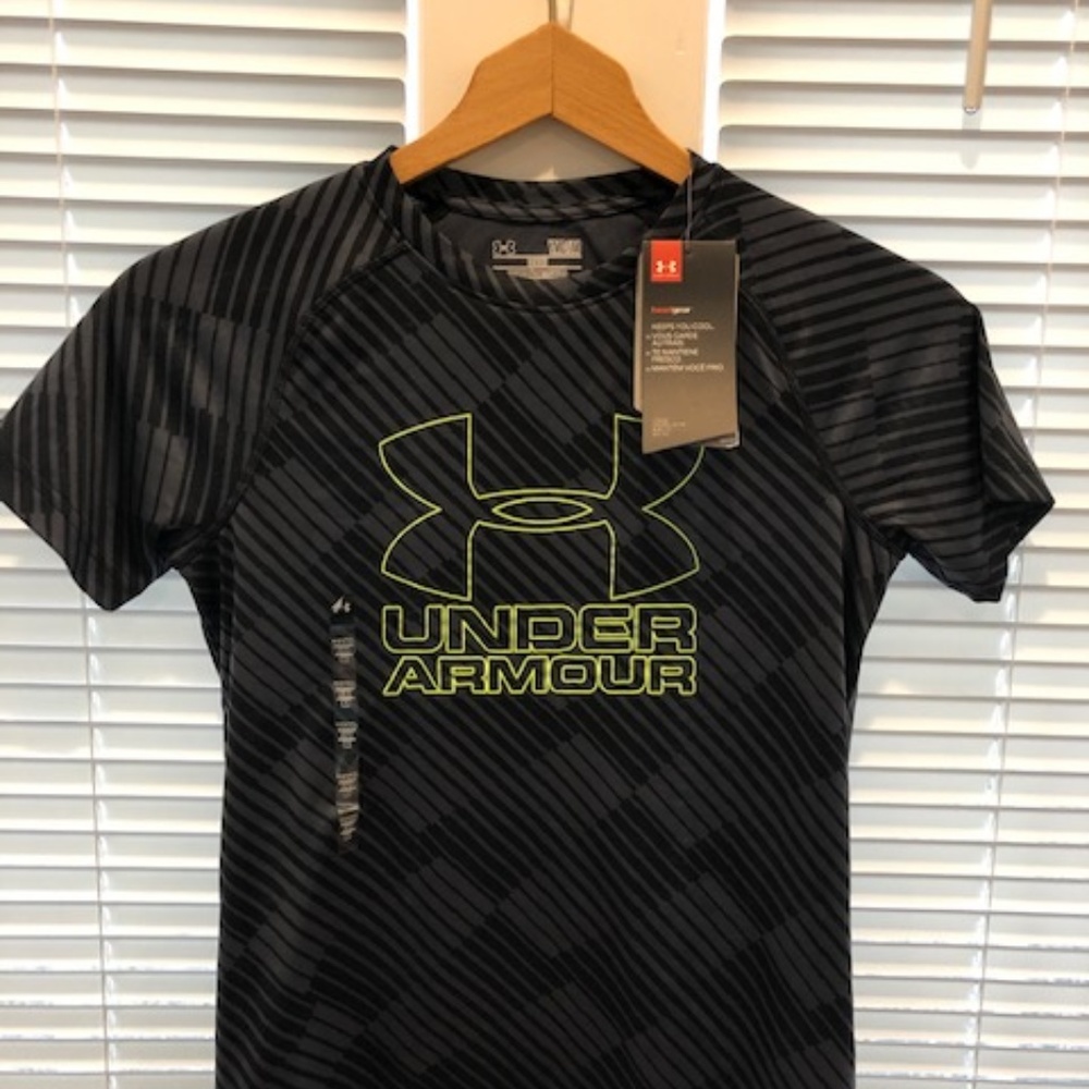 Under Armour Boys Short Sleeve Shirt Size YMD NWT